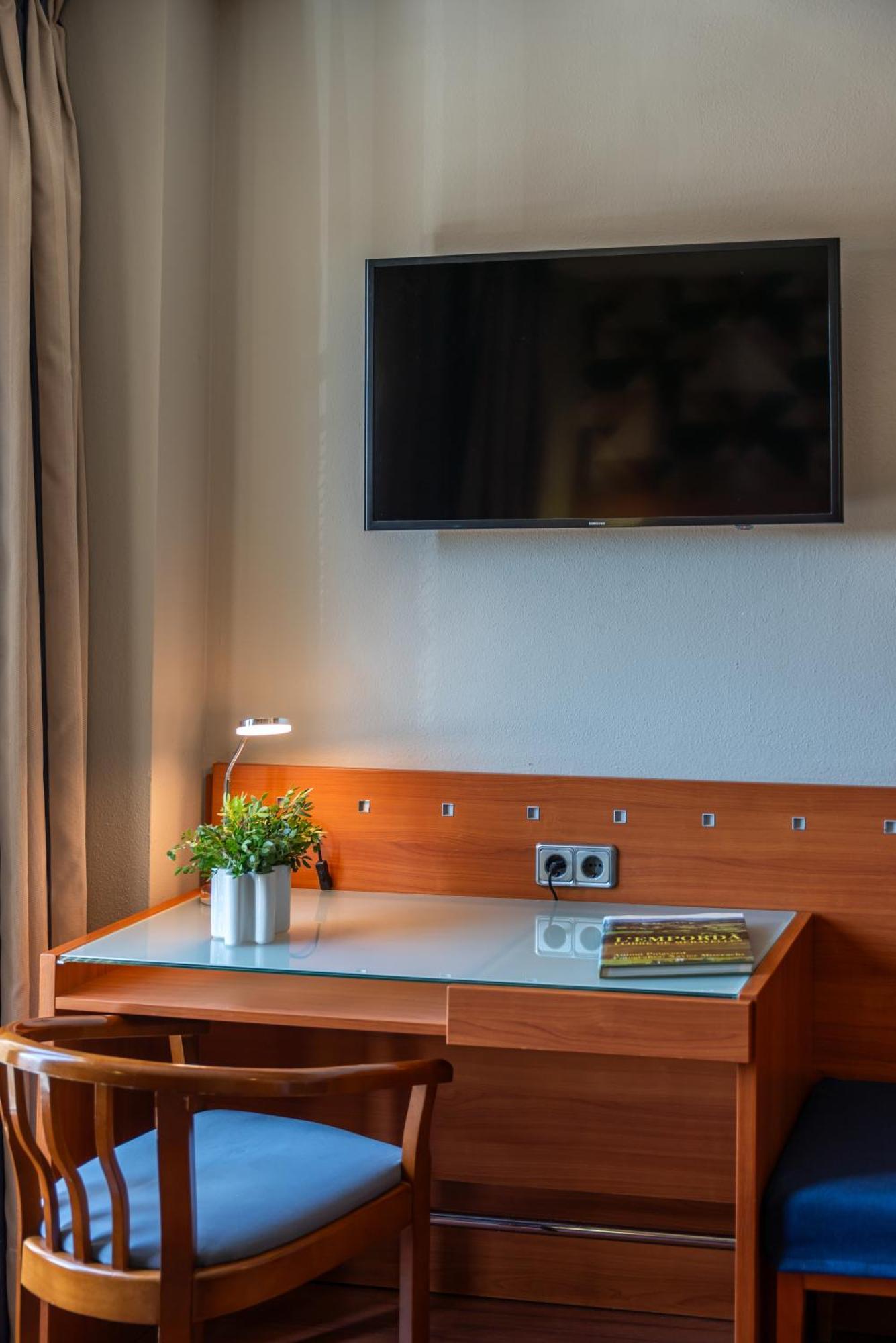 Hotel J. Balmes Vic Eksteriør bilde