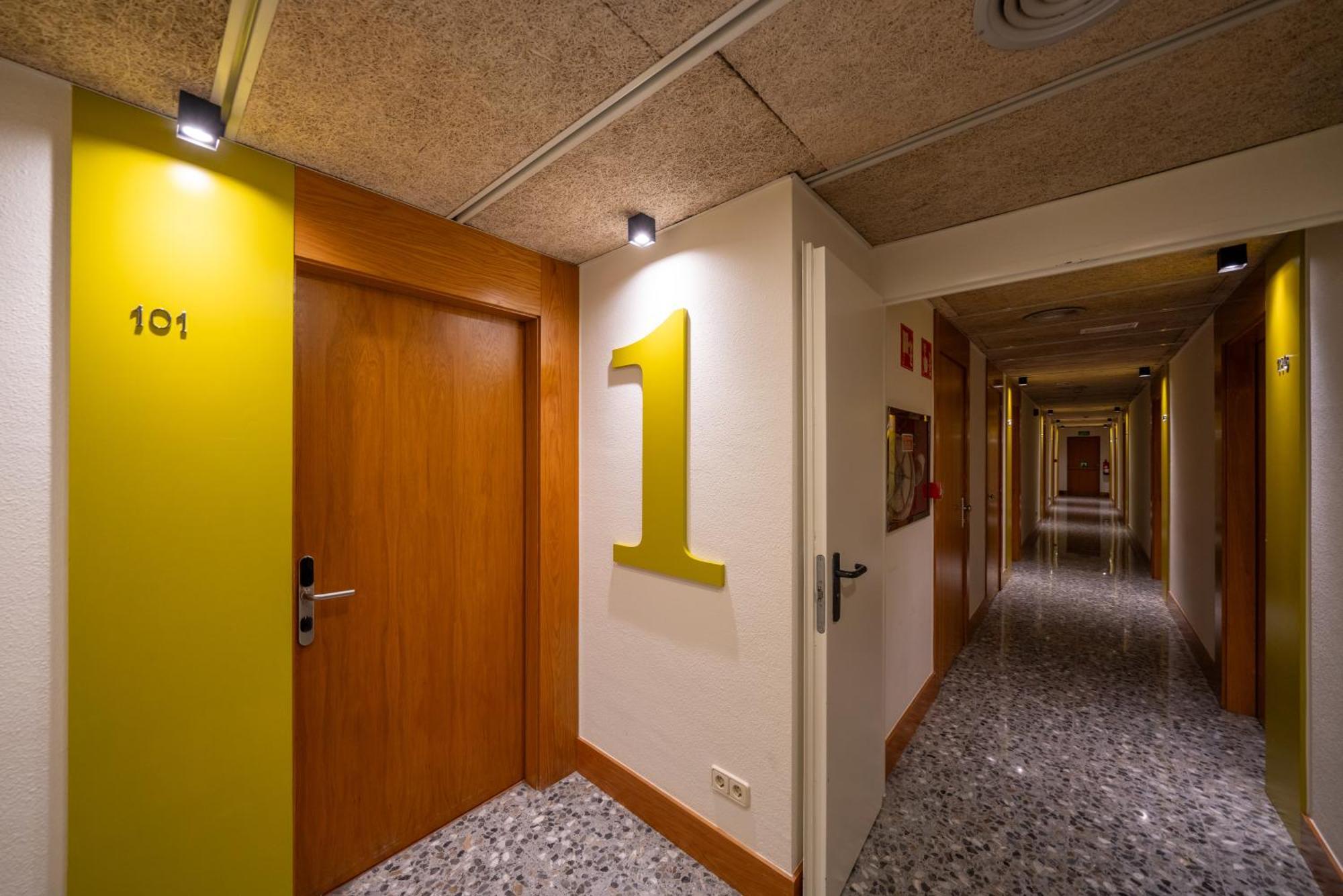 Hotel J. Balmes Vic Eksteriør bilde