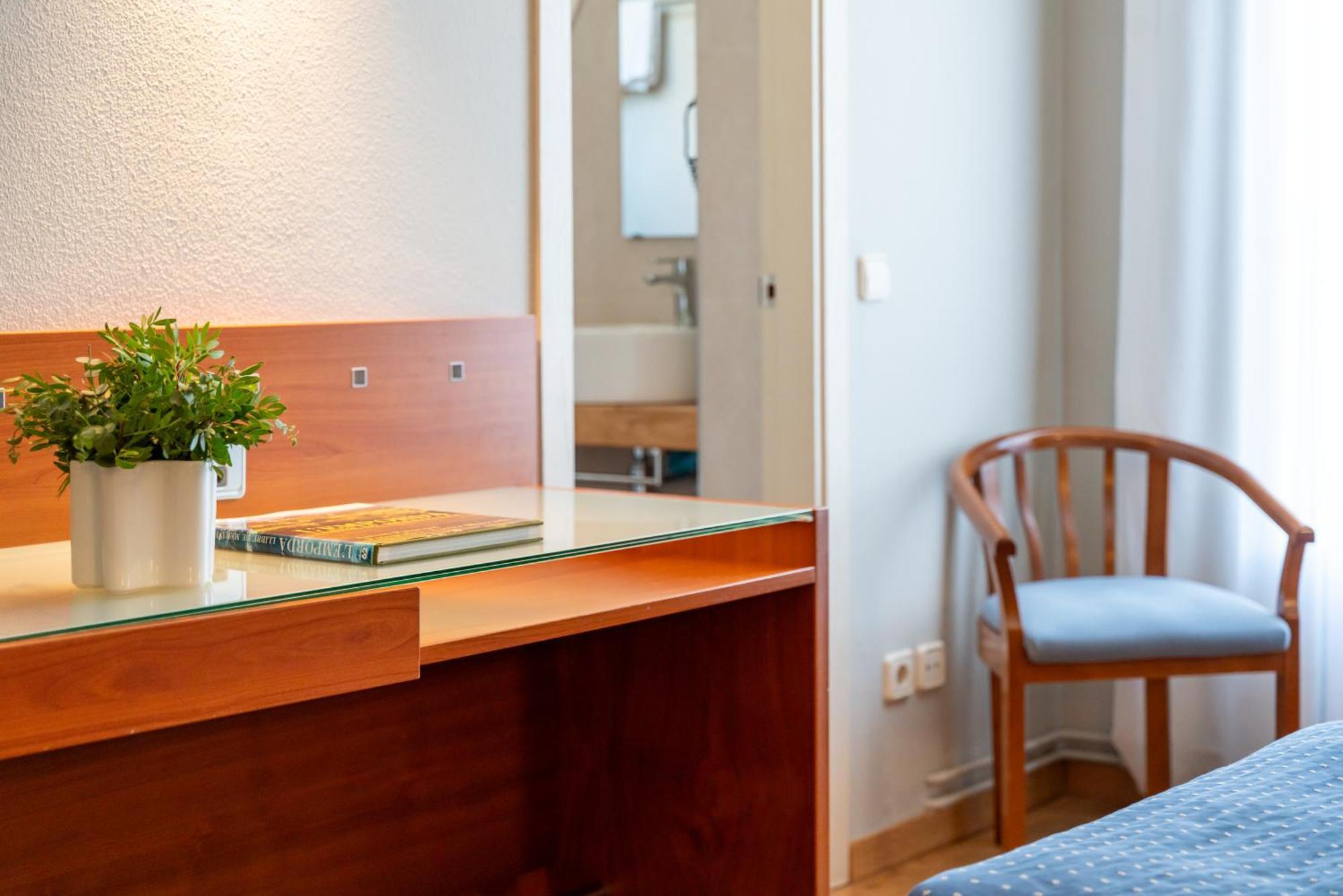 Hotel J. Balmes Vic Eksteriør bilde